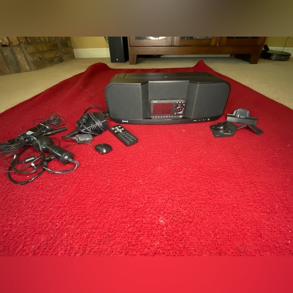 Sirius XM portable satellite radio and car mount - Picture 2 of 7